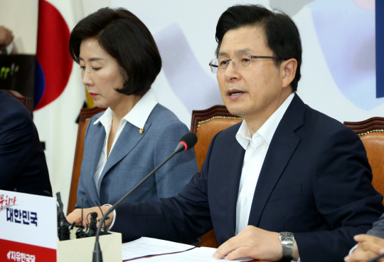 황교안(오른쪽) 자유한국당 대표가 21일 오전 국회에서 열린 최고위원·중진의원 연석회의에서 모두발언을 하고 있다. 황 대표는 조국 법무부 장관 후보자의 자진 사퇴와 문재인 대통령의 대국민 사과를 촉구했다. 왼쪽은 나경원 원내대표.