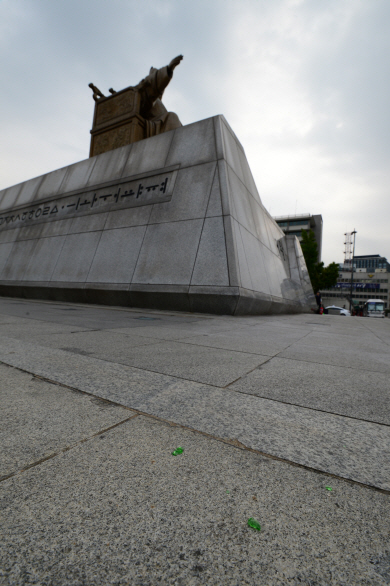 21일 오전 서울 종로구 광화문광장 세종대왕상 주변에 깨진 화염병 조각들이 흩어져 있다. 세종대왕상 기단에 화염병을 던진 김모(52) 씨는 긴급 체포돼 경위를 조사받고 있다.