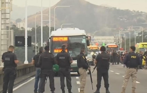 인질극이 종료되고 나서 경찰이 현장을 정리하고 있다. [국영 뉴스통신 아젠시아 브라질]