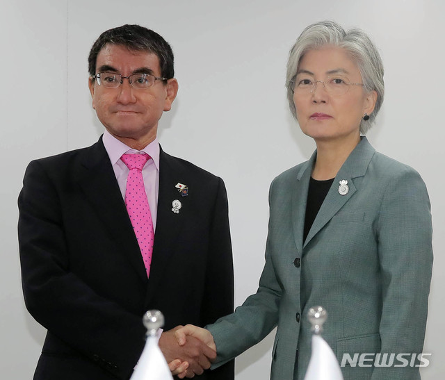 【방콕(태국)=뉴시스】강경화 외교부 장관이 지난 1일 오전 태국 센타라 그랜드호텔에서 고노 다로 일본 외무상과 양자회담을 하기에 앞서 악수하고 있다. 2019.08.01.