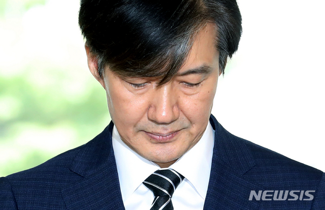 【서울=뉴시스】조국 법무부 장관 후보자가 21일 오전 서울 종로구의 한 빌딩에 마련된 인사청문회 준비 사무실로 출근하고 있다