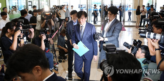 (서울=연합뉴스) 조국 법무부 장관 후보자가 22일 오전 서울 종로구 적선현대빌딩에 마련된 인사청문회 준비 사무실로 출근하고 있다. 2019.8.22