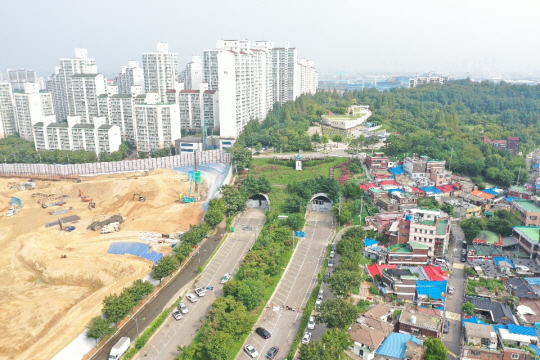 인천 동구 송현동과 중구 신흥동을 연결하는 ‘배다리 관통도로’ 건설공사가 지난 2011년 송현동 쌍굴터널 앞에서 중단되면서 8년째 개통하지 못하고 주차시설로 방치돼 있다. 인천시청 제공