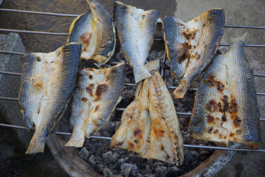 전남 신안 반월도의 보리숭어구이.