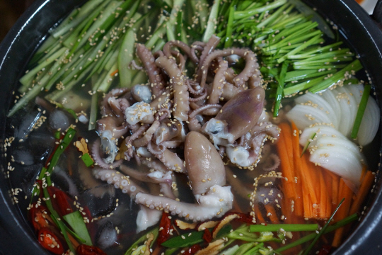 전남 신안의 하의도의 ‘낙지냉연포탕’.