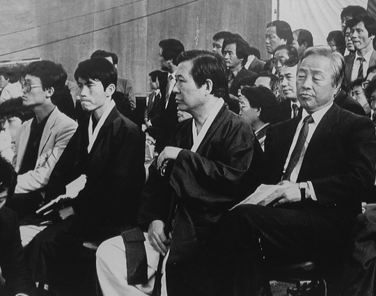 이인영(앞줄 오른쪽 세 번째) 더불어민주당 원내대표가 전국대학생대표자협의회(전대협) 1기 의장으로 활동하던 지난 1987년 한 집회에서 당시 야당 지도자였던 김영삼(앞줄 오른쪽)·김대중(〃 두 번째) 전 대통령과 나란히 앉아 있다.  이인영 원내대표실 제공