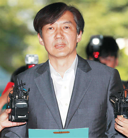 조국 법무부 장관 후보자가 23일 오전 인사청문회 준비 사무실이 마련된 서울 종로구 적선 현대빌딩으로 출근해 제기된 의혹과 관련한 입장을 밝히고 있다. 연합뉴스