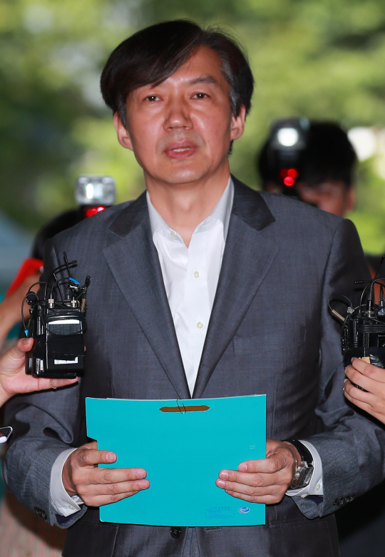 조국 법무부 장관 후보자가 23일 오전 인사청문회 준비 사무실이 마련된 서울 종로구 적선 현대빌딩으로 출근해 제기된 의혹과 관련한 입장을 밝히고 있다. 연합뉴스