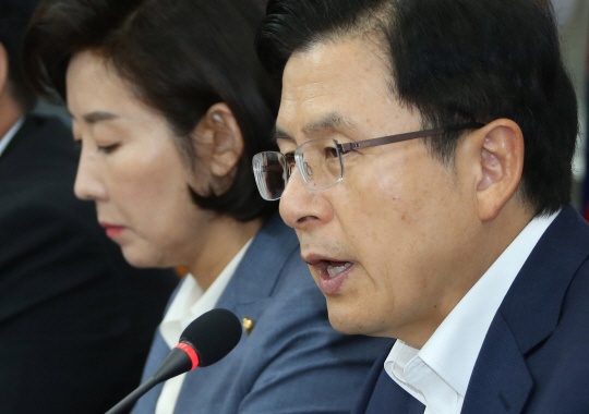 황교안(오른쪽) 자유한국당 대표가 23일 오전 국회에서 열린 긴급 안보회의에서 정부의 한·일 군사정보보호협정(GSOMIA·지소미아) 종료 결정을 비판하고 있다. 왼쪽은 나경원 원내대표.