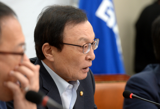 이해찬 더불어민주당 대표가 23일 오전 국회에서 당대표·최고위원 취임 1주년 기자회견을 열고 내년 21대 국회의원 총선거 필승 의지를 밝히고 있다.