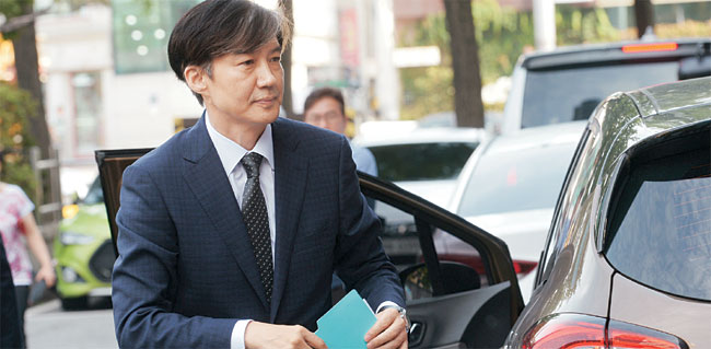22일 오전 조국 법무부 장관 후보자가 서류철을 든 채 서울 종로구 적선동의 인사청문회 준비사무실로 출근하고 있다. 김호웅 기자 diverkim@