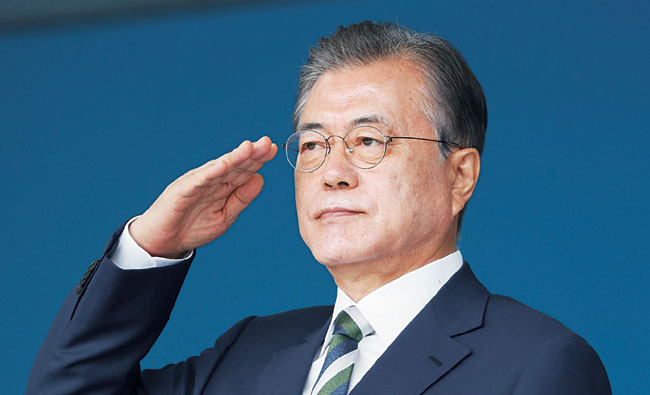 문재인 대통령이 한·일 군사정보보호협정(GSOMIA·지소미아) 연장 종료 결정 발표 하루 뒤인 23일 오전 충북 충주의 중앙경찰학교 졸업식에 참석해 제296기 졸업생들을 향해 거수경례를 하고 있다. 연합뉴스