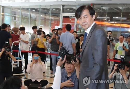 (서울=연합뉴스) 조국 법부무 장관 후보자가 23일 오후 인사청문회 준비 사무실이 마련된 서울 종로구 한 건물에서 입장문을 발표한 뒤 사무실로 향하고 있다. 2019.8.23