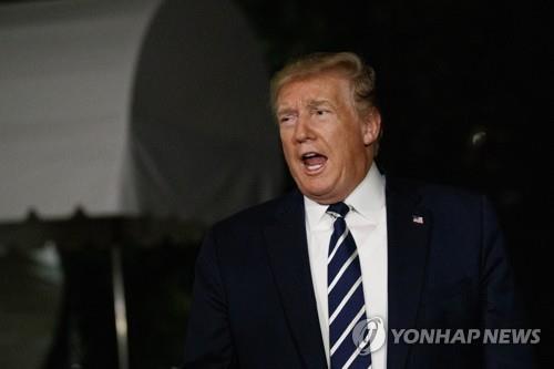 도널드 트럼프 미국 대통령이 23일(현지시간) G7 정상회의 참석차 백악관을 떠나기 전 취재진과 이야기하고 있다. [AP=연합뉴스]
