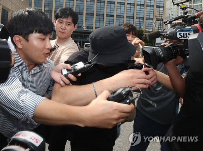 (서울=연합뉴스) 한국인 남성이 국내에서 일본인 여성을 위협하고 폭행하는 정황이 담긴 동영상과 사진이 인터넷에서 퍼져 논란이 확산한 가운데 경찰이 영상 속 피의자의 신병을 확보했다. 24일 오후 서울 마포경찰서에서 조사를 마친 남성이 경찰서를 나서고 있다.