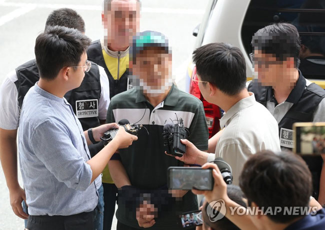 (전주=연합뉴스) 24일 오후 전북 전주시 덕진구 전주지방법원에서 3명의 사망자를 낸 전주 여인숙 방화 피의자 김모(62)씨가 영장실질심사에 앞서 취재진 질문에 답하고 있다.