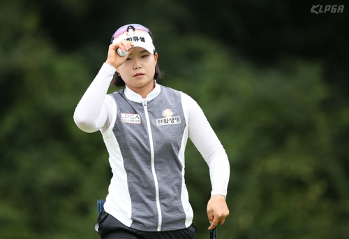 4번 홀 마치며 인사하는 임희정[KLPGA 제공]