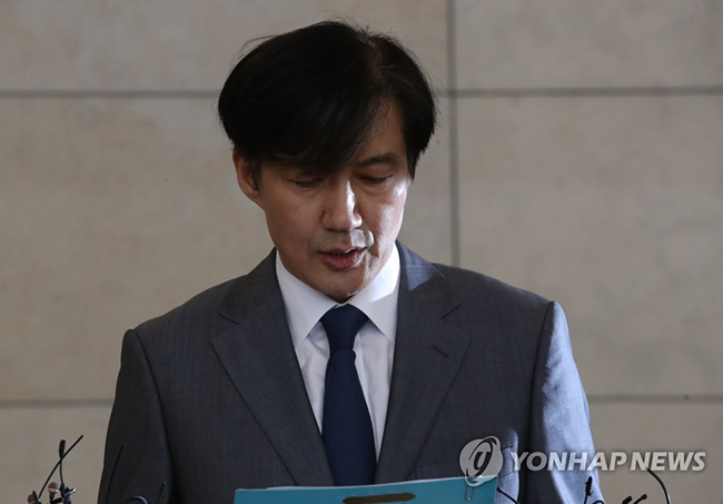 (서울=연합뉴스) 조국 법부무 장관 후보자가 23일 오후 인사청문회 준비 사무실이 마련된 서울 종로구 한 건물에서 입장문을 발표하고 있다. 2019.8.23