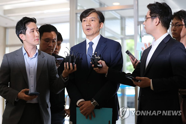 (서울=연합뉴스) 조국 법무부 장관 후보자가 일요일인 25일 서울 종로구 적선현대빌딩에 꾸려진 인사청문회 준비단 사무실로 출근해 자녀를 둘러싼 논란에 대해 사과하고 있다. 2019.8.25