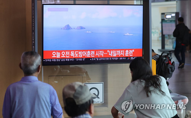 (서울=연합뉴스) 군이 그동안 미뤄왔던 올해 독도방어훈련을 돌입한 25일 오전 서울역에서 시민들이 관련 뉴스를 보고 있다. 이번 훈련은 정부가 ‘한일군사정보보호협정(GSOMIA·지소미아)’ 종료를 선언한 지 사흘 만으로, 대화와 외교를 외면하는 일본에 대응하는 조치로 해석된다.