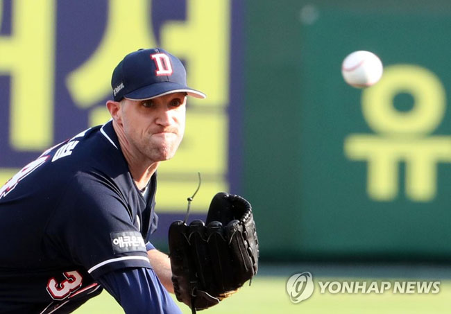 (대전=연합뉴스) 25일 대전 한화생명이글스파크에서 열린 프로야구 한화와 두산의 경기. 두산 선발투수 린드블럼이 역투하고 있다.