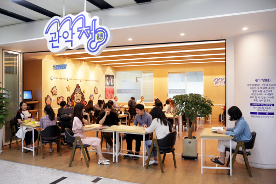 지난 5월 관악구 주민들이 서울 관악구청 1층에 마련된 ‘관악청’에서 차를 마시면서 대화를 나누고 있다. 관악청은 관악구가 주민과의 직접 소통을 실현하기 위해 전국 최초로 카페 형태로 조성한 열린 구청장실이다.  관악구청 제공