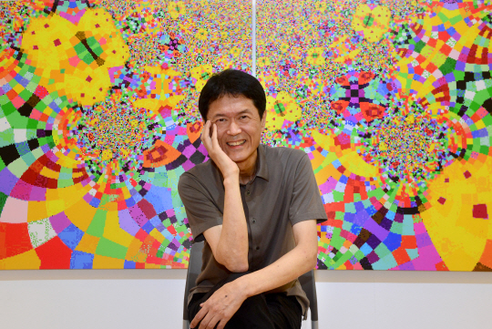 김석 작가가 김세중미술관에 전시된 ‘나비랑 날다’ 작품 앞에서 밝게 웃으며 제작 과정에 대해 설명하고 있다. 신창섭 기자 bluesky@