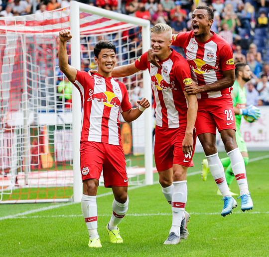 잘츠부르크의 황희찬이 오스트리아 잘츠부르크의 레드불 아레나에서 열린 아드미라와의 오스트리아 분데스리가 홈경기에서 득점을 올린 뒤 동료들의 축하를 받고 있다. 잘츠부르크 홈페이지