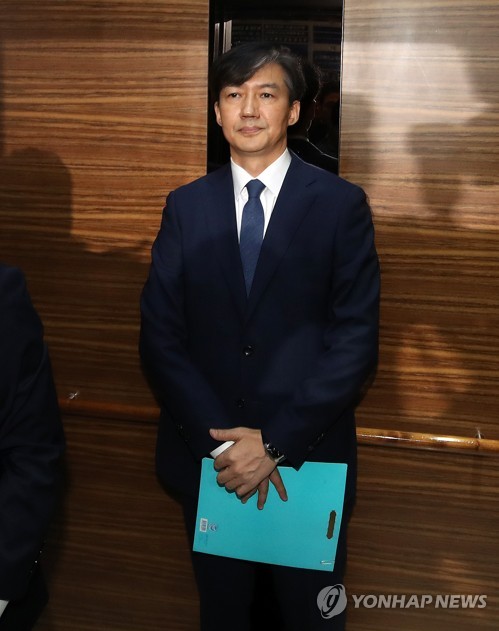 (서울=연합뉴스) 조국 법무부 장관 후보자가 일요일인 25일 서울 종로구 적선현대빌딩에 꾸려진 인사청문회 준비단 사무실로 출근하고 있다. 2019.8.25