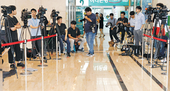 조국 법무부 장관 후보자와 가족의 비리의혹에 대한 검찰의 전격적 압수수색이 이뤄진 27일 오전 조 후보자가 서울 종로구 적선현대빌딩에 꾸려진 인사청문회 준비단 사무실에 출근하지 않자 일부 취재진이 압수수색 장소로 발걸음을 돌리고 있다.