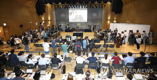 (서울=연합뉴스) 2019 가습기 살균제 참사 진상규명 청문회가 27일 오전 서울시청 다목적홀에서 열리고 있다. 청문회 첫날인 이날 주요 의제로는 가습기 살균제 최초 개발 경위와 판매과정 및 가습기 살균제 원료물질의 안전성 시험 관련 정부 책임 등의 문제가 채택됐다.