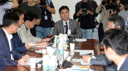 28일 오전 국회에서 열린 국회 정치개혁특별위원회 안건조정위원회의에서 더불어민주당 소속 김종민(가운데) 위원장이 회의를 주재하고 있다.