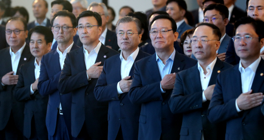 문재인 대통령이 일본이 한국을 화이트리스트에서 제외한 28일 오전 울산 이화산업단지에서 열린 ‘현대모비스 친환경차 부품 울산공장 기공식’에서 국민의례를 하고 있다. 오른쪽부터 성윤모 산업통상자원부 장관, 홍남기 부총리 겸 기획재정부 장관, 송철호 울산시장, 문 대통령, 박정국 현대모비스 대표이사.  연합뉴스