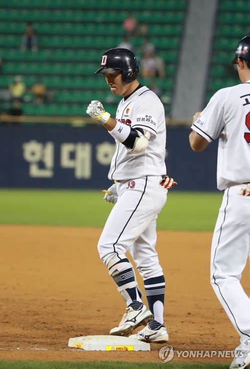 (서울=연합뉴스) 28일 오후 서울 잠실구장에서 열린 2019 KBO리그 두산 베어스와 SK 와이번스의 경기. 6회 말 2사 3루에서 두산 허경민이 1타점 적시타를 친 뒤 주먹을 들어 보이고 있다. 2019.8.28