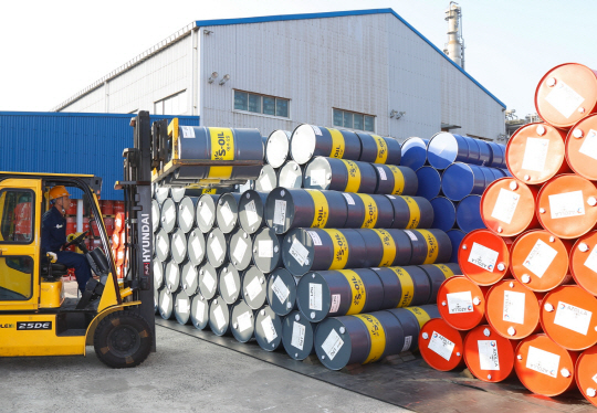 <산업경쟁력 위기, 고부가가치로 넘는다>고성능·친환경 윤활유 원료 국산화에 하루 4만 배럴 생산 ‘글로벌 공급업체’