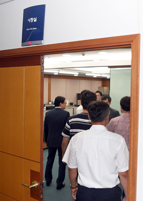 검찰 수사관들이 29일 노환중 부산의료원장 임명과정에서  조국 법무부 장관 후보자가 오거돈 부산시장에게 청탁을 행사했다는 의혹과 관련해 부산시청에서 압수수색을 진행하고 있다.  연합뉴스