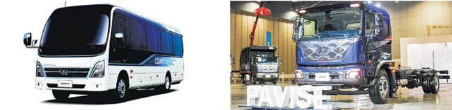 현대자동차는 29일 경기 고양시 일산 킨텍스에서 상용차 박람회인 ‘현대 트럭앤버스 비즈니스페어’를 열고, 통학버스와 마을버스로 사용할 수 있는 15인승 및 25인승 중형 전기버스 ‘카운티 EV’(왼쪽)와 준대형 신형 트럭 ‘파비스(PAVISE)’를 공개했다.  현대차 제공