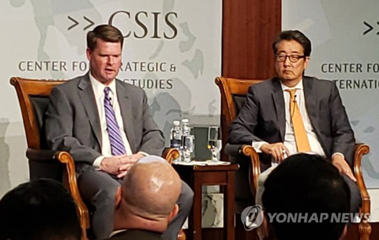 (워싱턴=연합뉴스) 랜들 슈라이버(왼쪽) 미국 국방부 인도·태평양 안보 담당 차관보는 28일(현지시간) 워싱턴DC에서 싱크탱크 전략국제문제연구소(CSIS)가 ‘한미일 3자 안보 협력의 중요성’을 주제로 개최한 행사에서 빅터 차 CSIS 한국 석좌와 대담하고 있다.