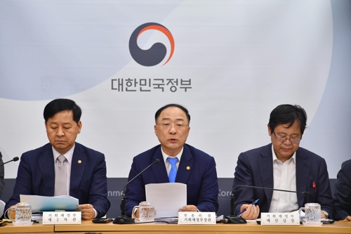 내년 예산안 브리핑하는 홍남기 경제부총리 겸 기재부 장관 [기획재정부 제공=연합뉴스]