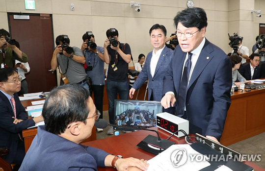 (서울=연합뉴스) 자유한국당 소속 장제원 간사(오른쪽)가 29일 오전 준연동형 비례대표제 도입을 골자로 공직선거법 개정안을 심의하는 국회 정치개혁특별위원회 전체회의에서 더불어민주당 소속 홍영표 위원장에게 의사진행 발언 시간 연장을 요구하고 있다. 2019.8.29
