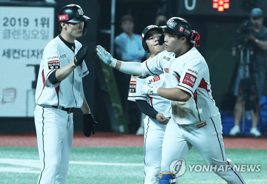 (수원=연합뉴스)  29일 오후 경기도 수원시 장안구 케이티위즈파크에서 열린 2019 KBO리그 프로야구 두산 베어스와 kt wiz의 경기. 8회 말 1사 주자 만루에서 kt 강백호가 만루 홈런을 치고 동료들의 축하를 받고 있다. 2019.8.29