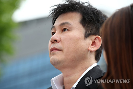 (서울=연합뉴스) 해외 원정 도박 혐의로 입건된 양현석 전 YG엔터테인먼트 대표 프로듀서가 피의자 신분으로 29일 오전 서울지방경찰청 지능범죄수사대에 출석하며 취재진의 질문에 답하고 있다.