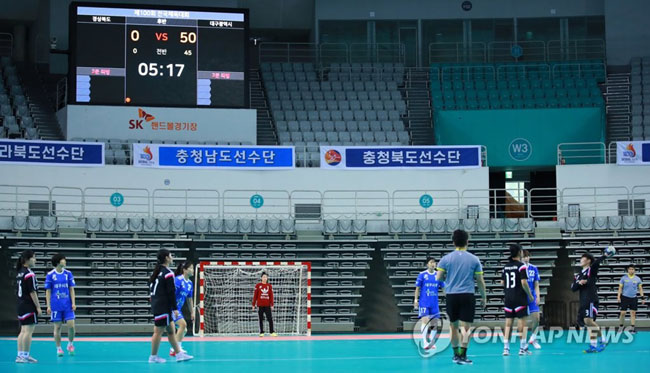 (서울=연합뉴스) 30일 오후 서울 송파구 SK핸드볼경기장에서 열린 제100회 전국체육대회 핸드볼 여자 대학·일반부 8강전 대구시청(대구)과 위덕대(경북)의 경기. 후반전 대구시청이 위덕대에 50-0으로 앞서가고 있다. 2019.8.30