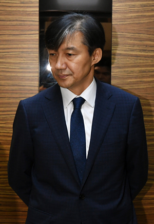 조국 법무부 장관 후보자가 2일 오전 서울 종로구 적선현대빌딩에서 인사청문회 준비단 사무실로 향하는 승강기에 탑승하고 있다.