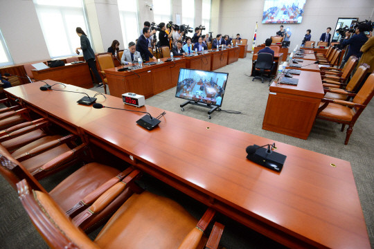 조국 법무부 장관 후보자 인사청문회가 예정됐던 2일 오전 현재까지 여야 합의 불발로 청문회가 진행되지 못하면서, 국회 법제사법위원회 회의장의 조 후보자 자리가 텅 빈 채로 남아 있다. 김선규 기자
