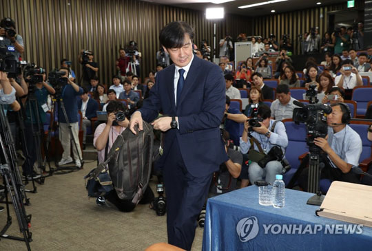 (서울=연합뉴스) 조국 법무부 장관 후보자가 2일 오후 국회에서 열린 기자간담회를 하기 위해 입장하고 있다. 2019.9.2