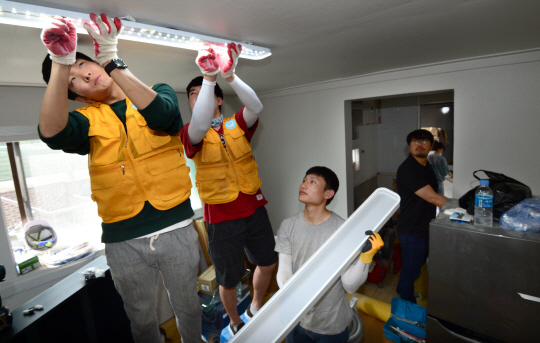 <대학, 미래를 밝힌다>수납장 짜고 창틀 달고 ‘전문가급 집수리’… 학교서 배운 지식 ‘사회로’