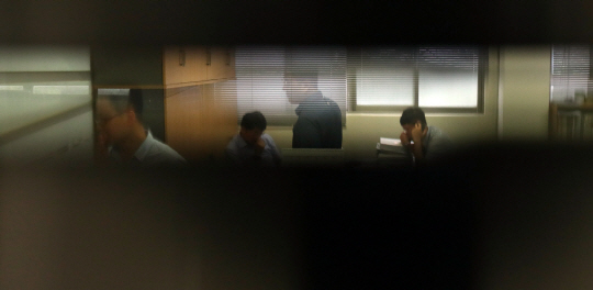 조국 법무부 장관 후보자 딸 조모 씨의 동양대 총장명의 표창장에 대한 ‘정상발급’ 압력 의혹이 제기되는 가운데 검찰 수사관들이 3일 오전 조 후보자의 부인 정경심 교수가 재직 중인 경북 영주시 동양대 연구실에서 압수수색 대상 서류를 살펴보고 있다. 연합뉴스