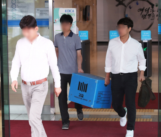 검찰 수사관들이 조국 후보자 딸 조모 씨가 부산대 의학전문대학원 전형과정에서 제출한 몽골봉사대표 활동 내역을 확인하기 위해 3일 오후 경기 성남시 한국국제협력단(코이카) 압수수색을 진행, 서류를 들고 나오고 있다.  뉴시스