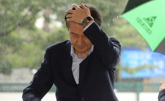 4일 오전 조국 법무부 장관 후보자가 머리를 쓸어 올리며 인사청문회 준비단 사무실이 마련된 서울 종로구 적선현대빌딩으로 들어서고 있다.
